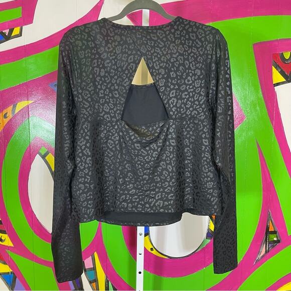 NWT, Livi Black Leopard Print Women's Crop Top. Size 18/20. Cutout - Picture 9 of 9